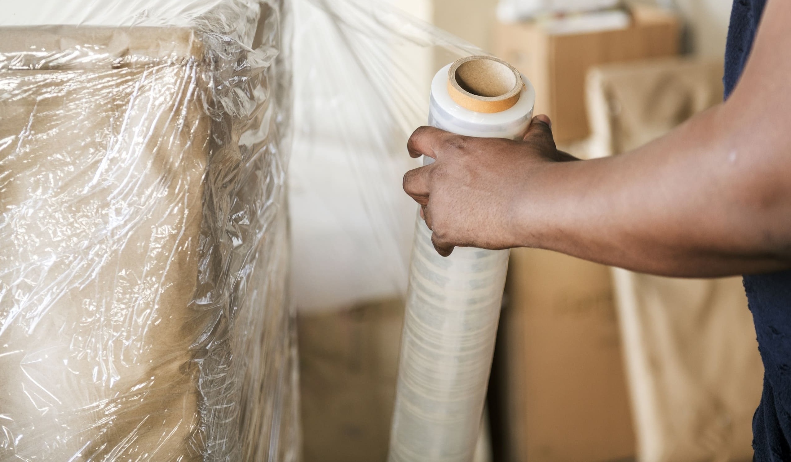 Mann verpackt Möbel und Kartons